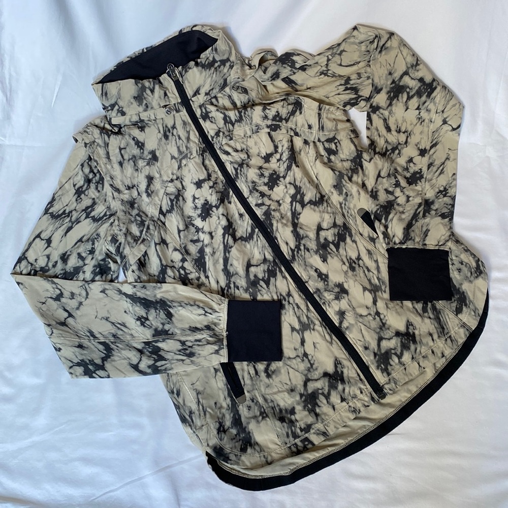 NWOT Lululemon running Jacket hoodie woman size 10